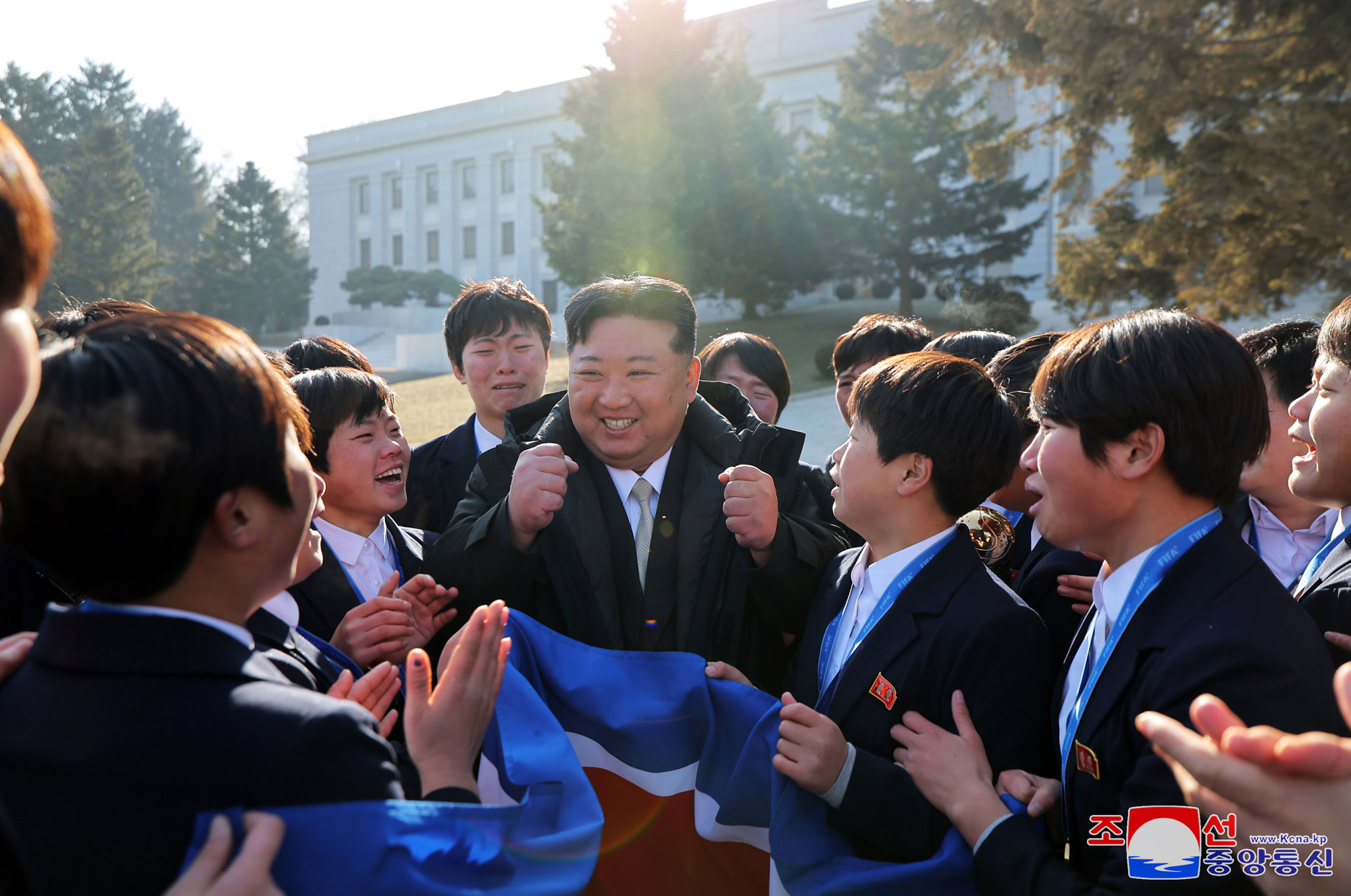 경애하는 김정은동지께서 새해 2025년에 즈음하여 로력혁신자, 공로자들과 기념사진을 찍으시였다