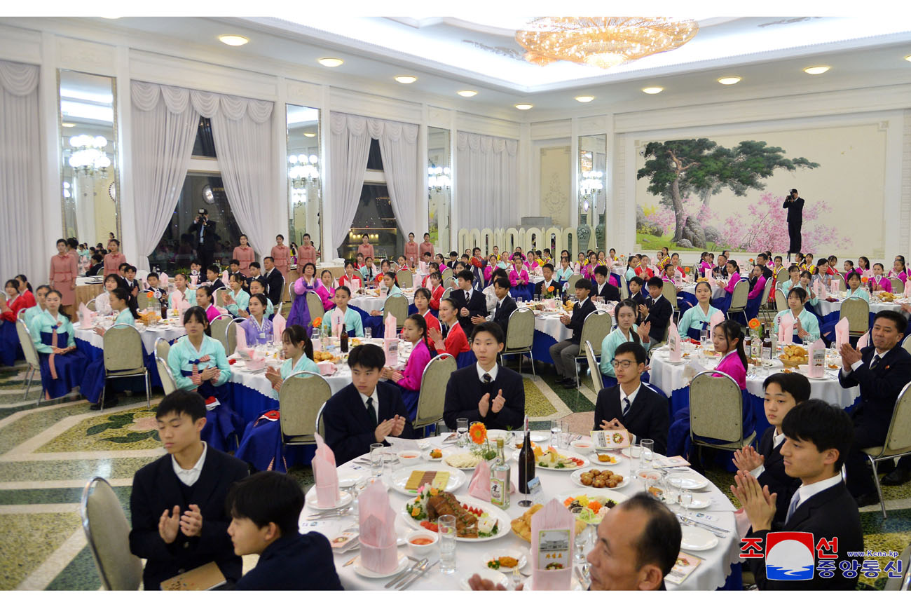 Reception given for art troupe of Korean schoolchildren in Japan