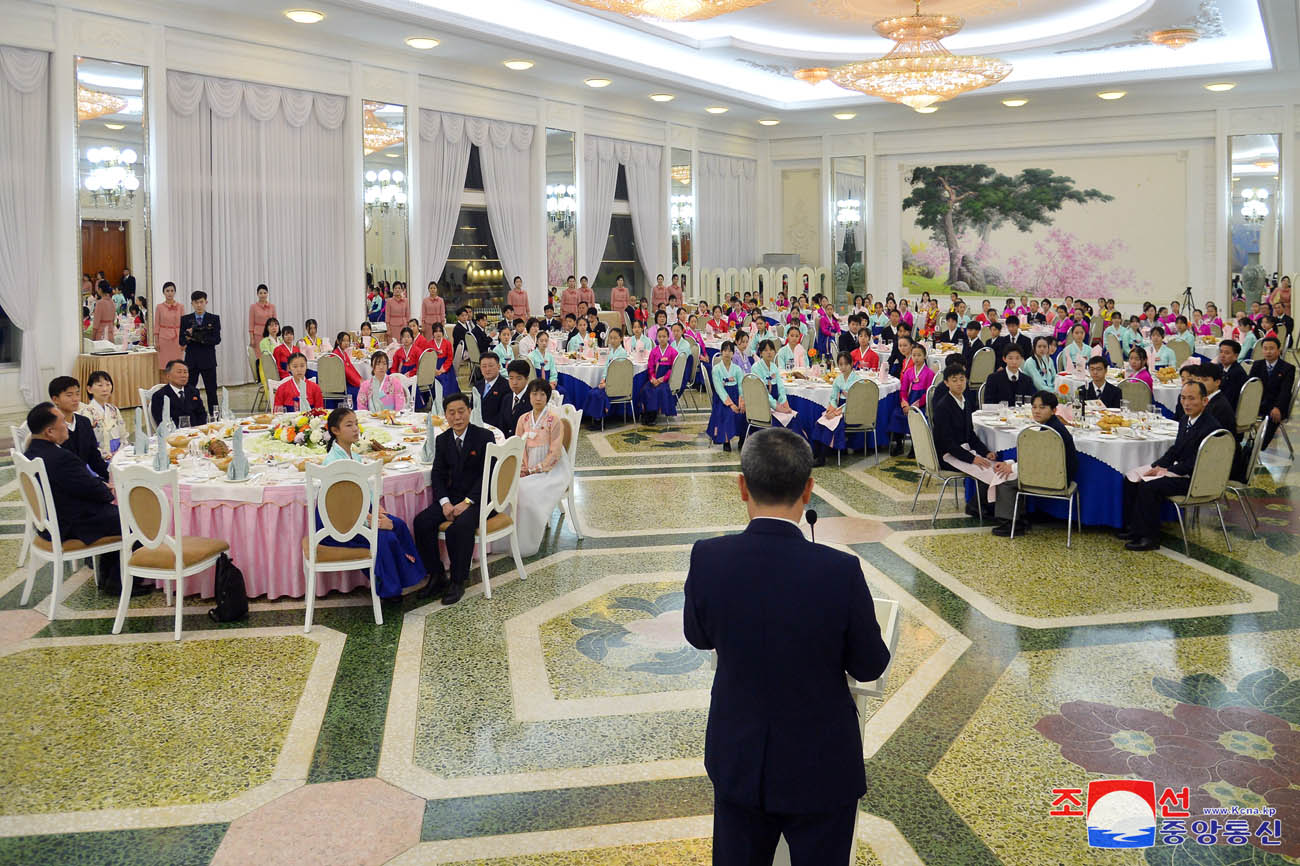 Reception given for art troupe of Korean schoolchildren in Japan