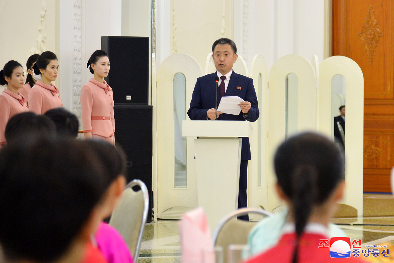 Reception given for art troupe of Korean schoolchildren in Japan