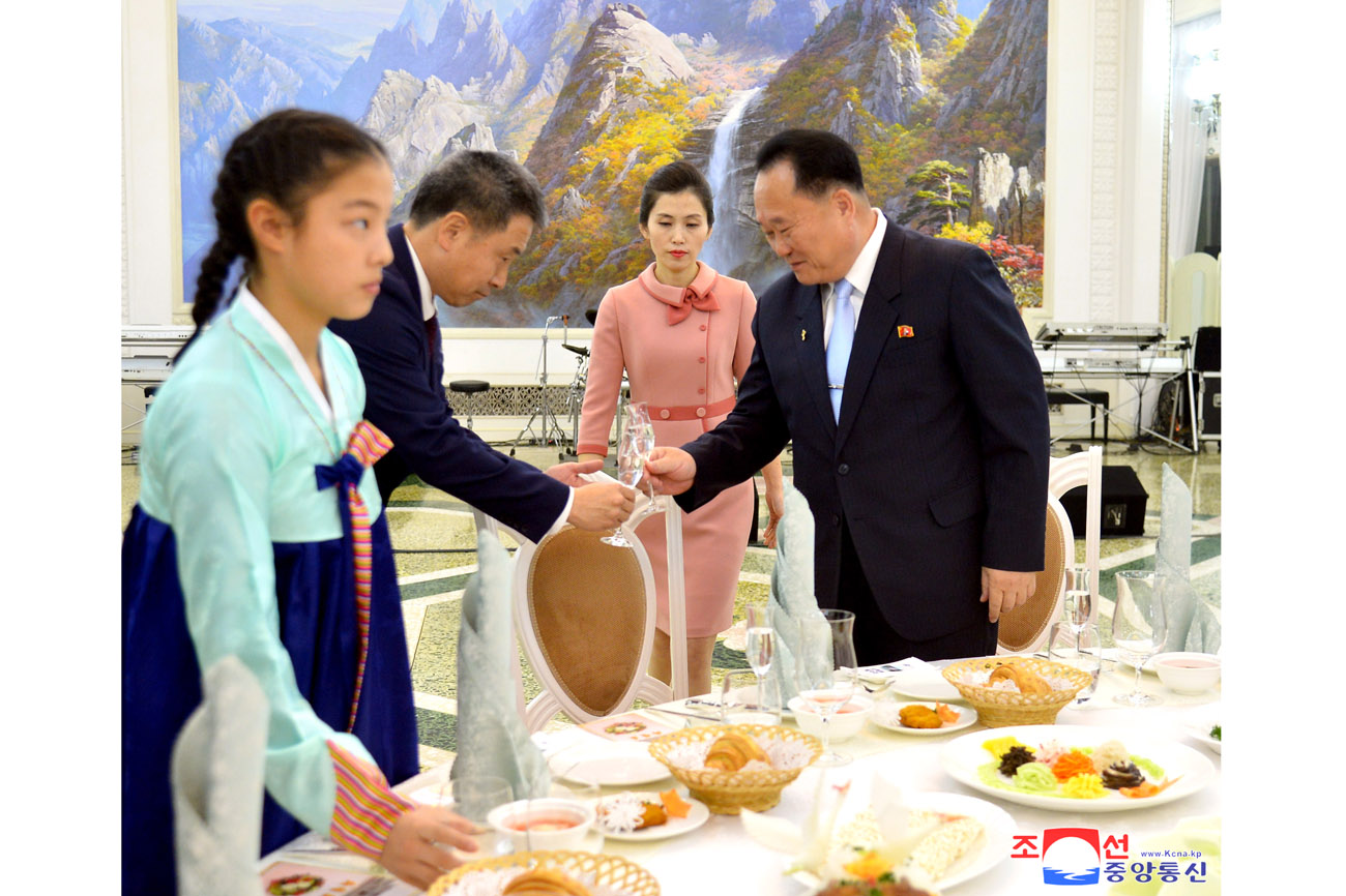 Reception given for art troupe of Korean schoolchildren in Japan