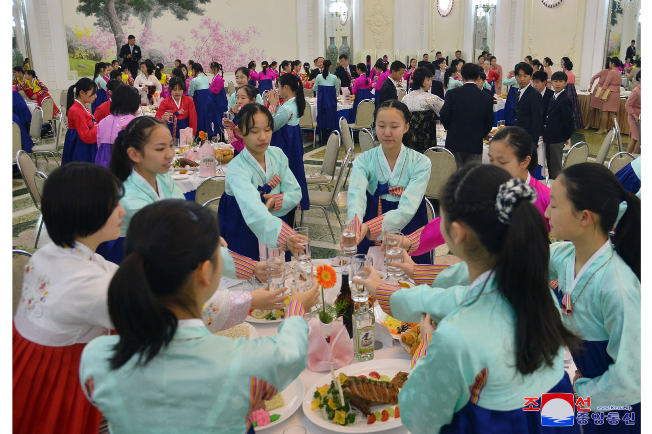 Reception given for art troupe of Korean schoolchildren in Japan