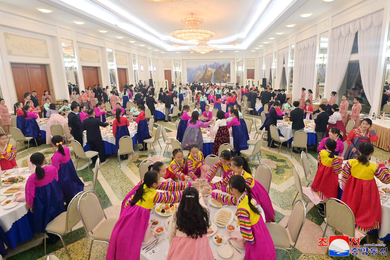 Reception given for art troupe of Korean schoolchildren in Japan