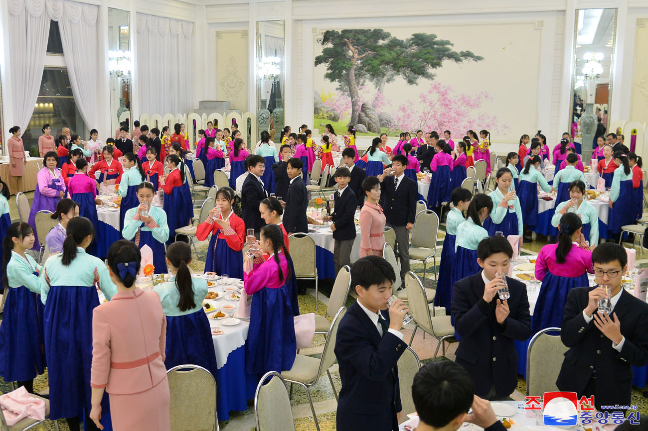 Reception given for art troupe of Korean schoolchildren in Japan