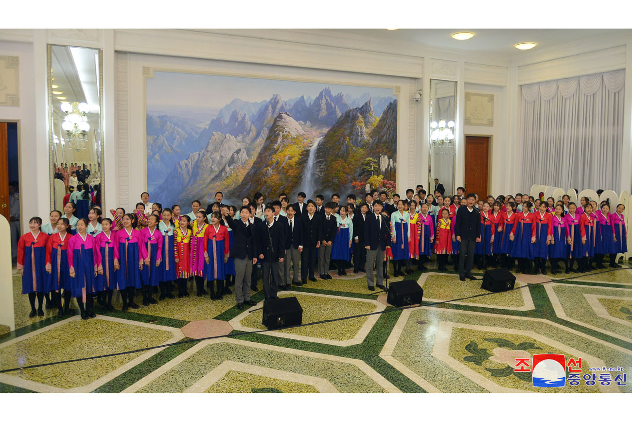 Reception given for art troupe of Korean schoolchildren in Japan