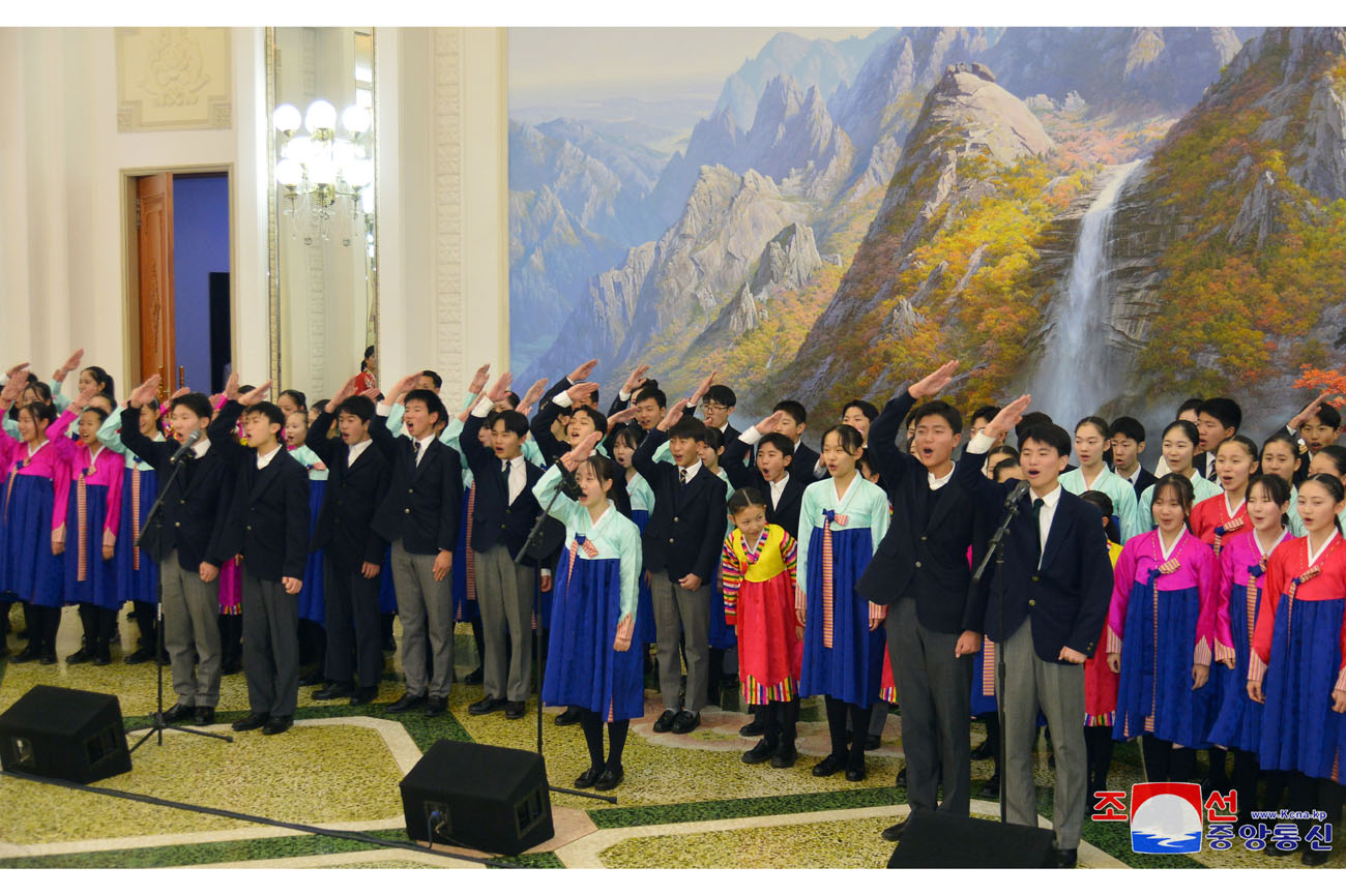 Reception given for art troupe of Korean schoolchildren in Japan