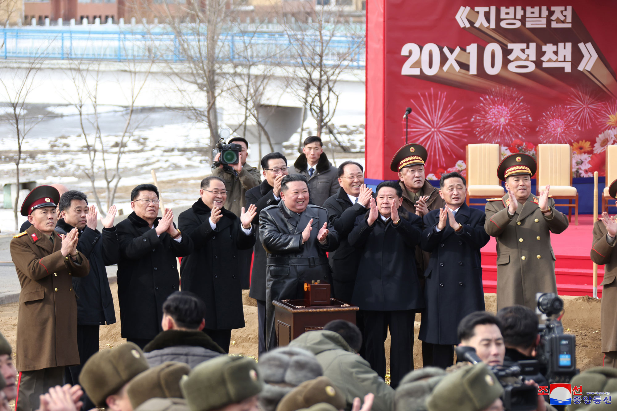 Iniciada gran campaña de construcción de 2025 para la ejecución cabal de la política de desarrollo local de nueva épocaSolemnizada
 la ceremonia de inicio de construcción del Hospital y el Complejo de 
Servicios del distrito Kangdong, como parte de la "Política 20×10 para 
el desarrollo local"