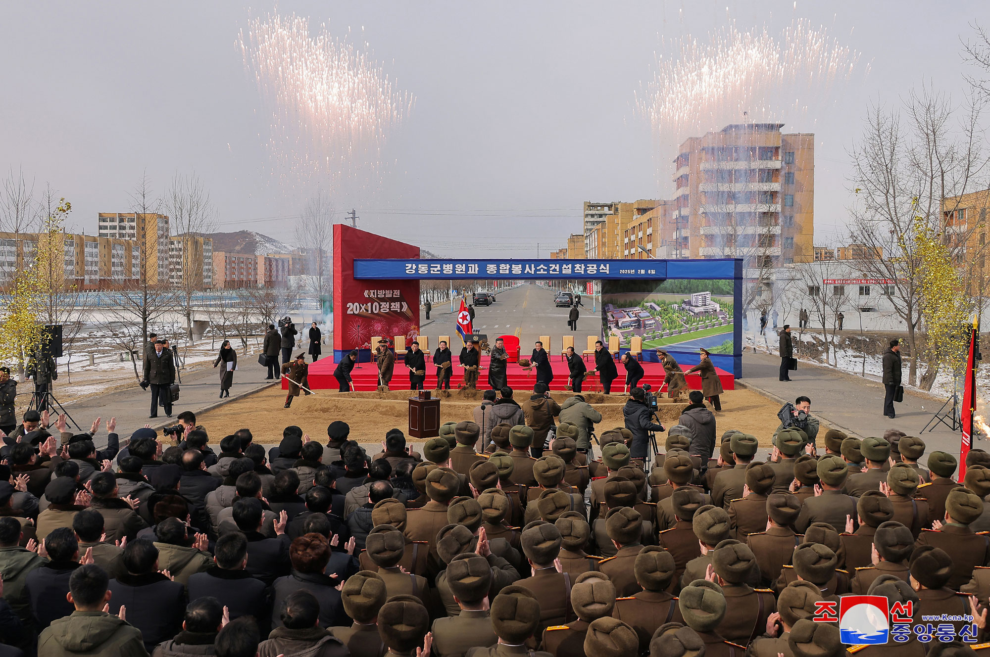 Iniciada gran campaña de construcción de 2025 para la ejecución cabal de la política de desarrollo local de nueva épocaSolemnizada
 la ceremonia de inicio de construcción del Hospital y el Complejo de 
Servicios del distrito Kangdong, como parte de la "Política 20×10 para 
el desarrollo local"