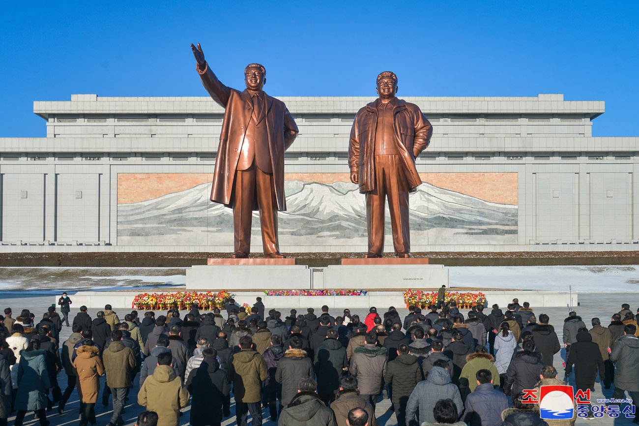 위대한 수령 김일성동지와 위대한 령도자 김정일동지의 동상에 일군들과 인민군장병들, 근로자들, 청소년학생들 꽃바구니 진정