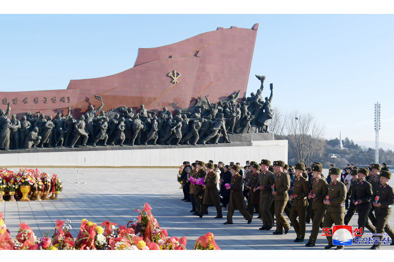 위대한 수령 김일성동지와 위대한 령도자 김정일동지의 동상에 일군들과 인민군장병들, 근로자들, 청소년학생들 꽃바구니 진정