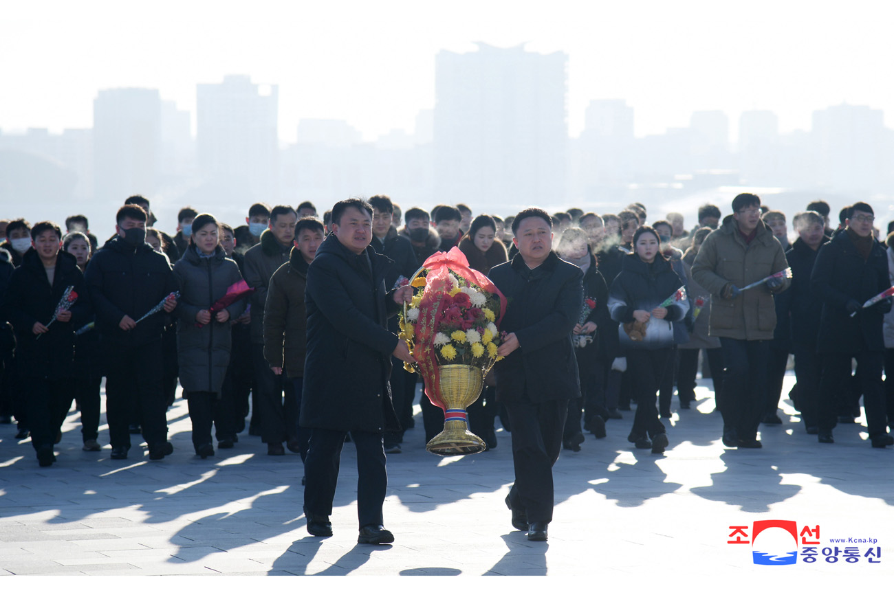 위대한 수령 김일성동지와 위대한 령도자 김정일동지의 동상에 일군들과 인민군장병들, 근로자들, 청소년학생들 꽃바구니 진정