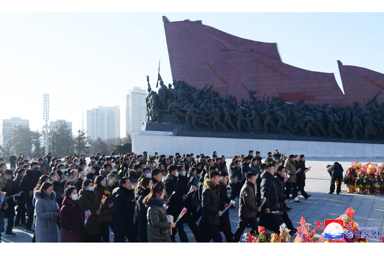 위대한 수령 김일성동지와 위대한 령도자 김정일동지의 동상에 일군들과 인민군장병들, 근로자들, 청소년학생들 꽃바구니 진정