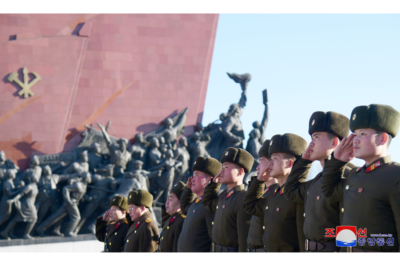 위대한 수령 김일성동지와 위대한 령도자 김정일동지의 동상에 일군들과 인민군장병들, 근로자들, 청소년학생들 꽃바구니 진정