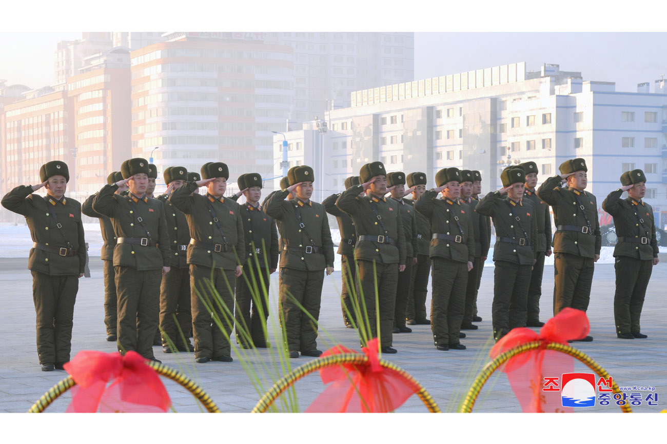 위대한 수령 김일성동지와 위대한 령도자 김정일동지의 동상에 일군들과 인민군장병들, 근로자들, 청소년학생들 꽃바구니 진정