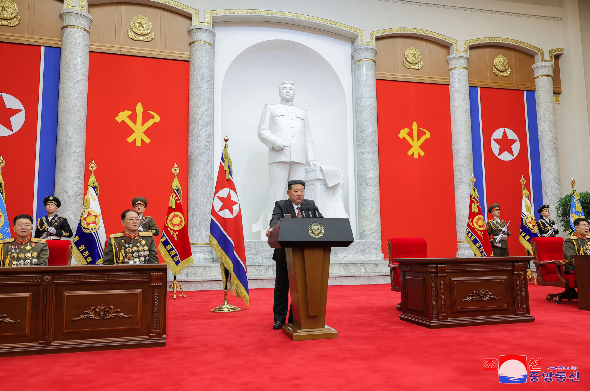 敬愛する金正恩総書記が朝鮮人民軍創建節に際して国防省を祝賀訪問