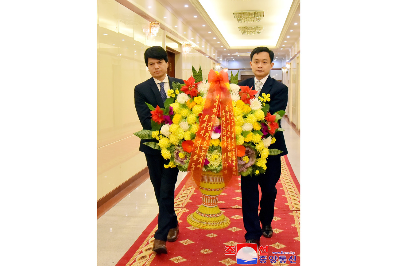 Floral basket and congratulatory letter to President of State Affairs Kim Jong Un from foreign diplomatic corps here