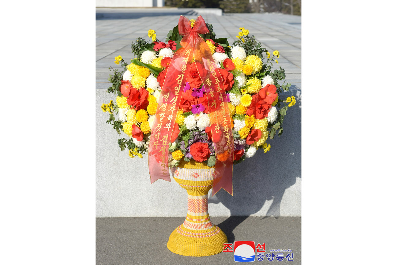 Floral tribute paid to great leaders Kim Il Sung and Kim Jong Il