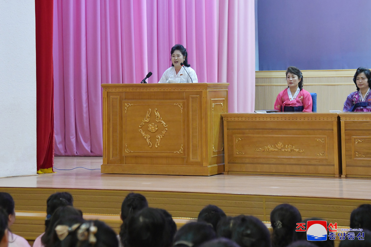 위대한 령도자 김정일동지 탄생 83돐 녀맹일군들과 녀맹원들의 경축모임 진행