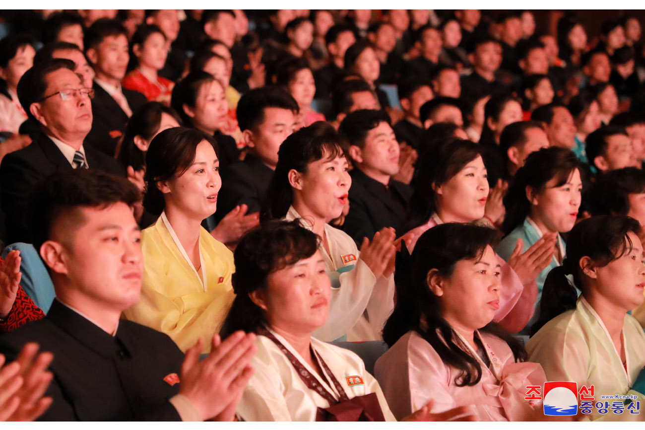 위대한 령도자 김정일동지 탄생 83돐경축 성, 중앙기관예술소조공연 진행