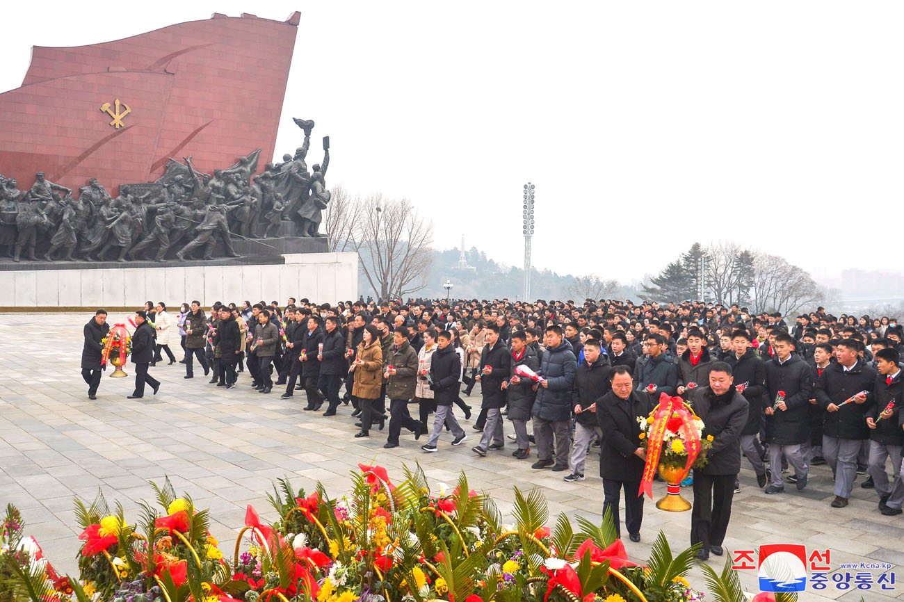 Blumen für Kim Il Sung und Kim Jong Il