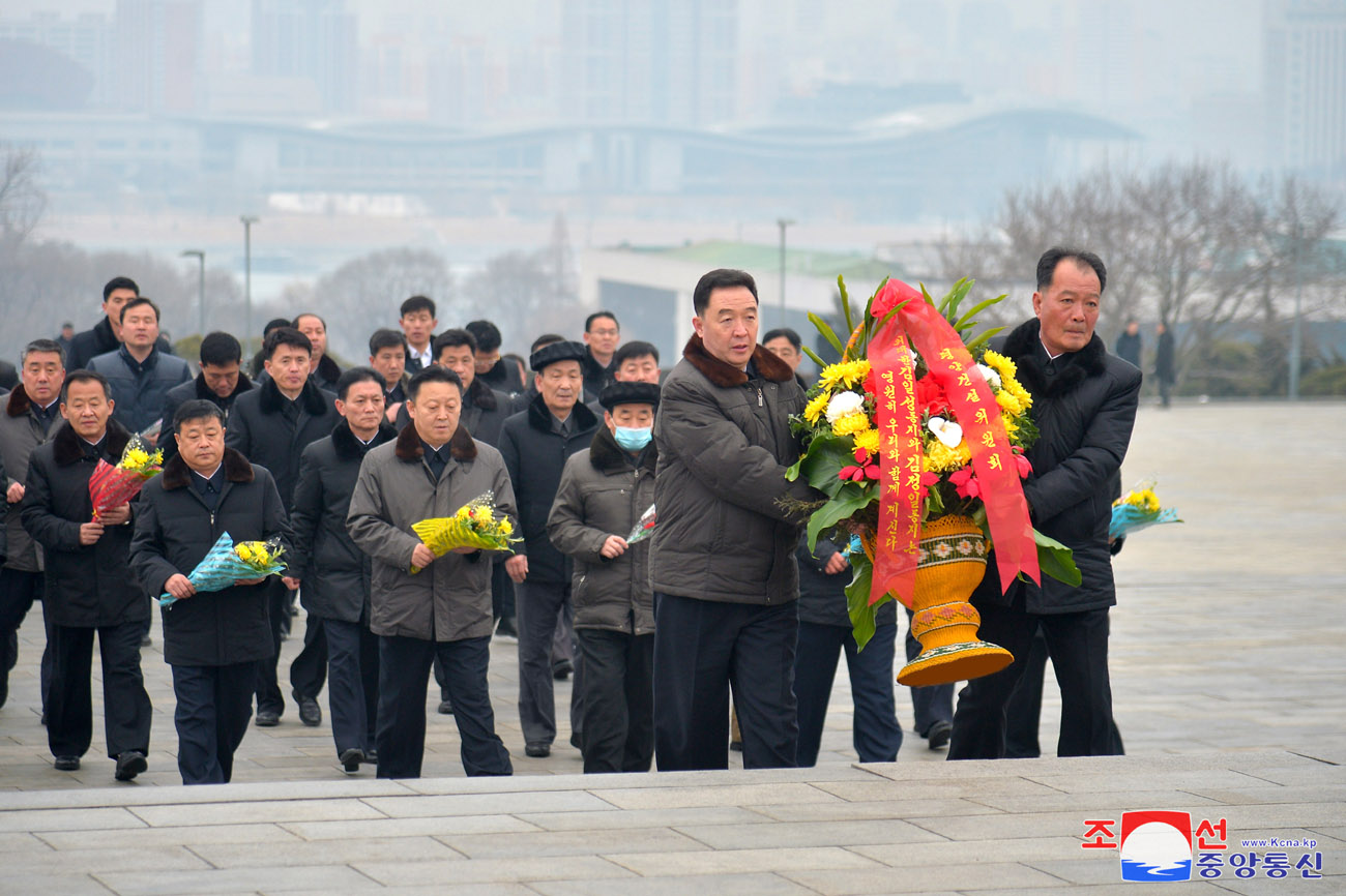 Blumen für Kim Il Sung und Kim Jong Il