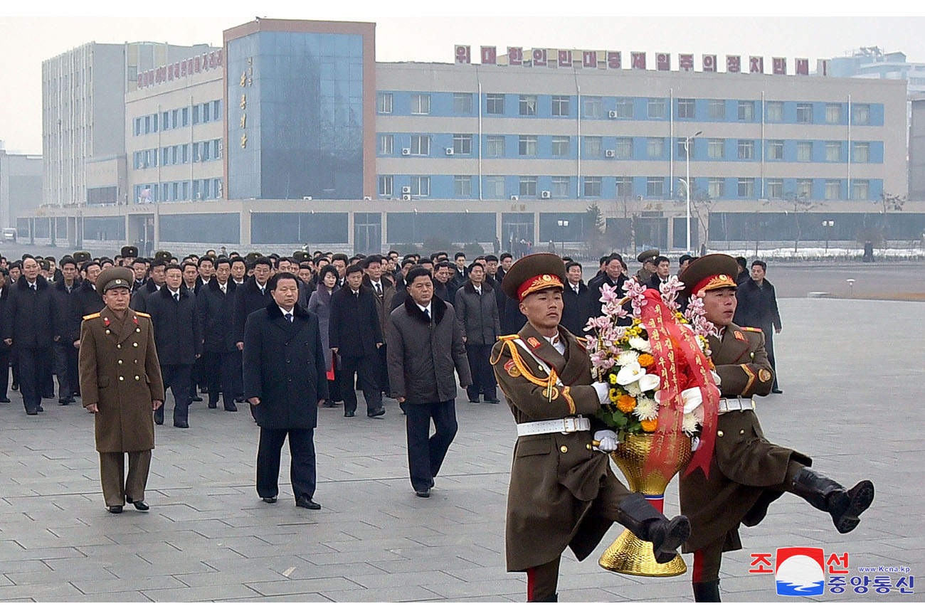 Blumen für Kim Il Sung und Kim Jong Il