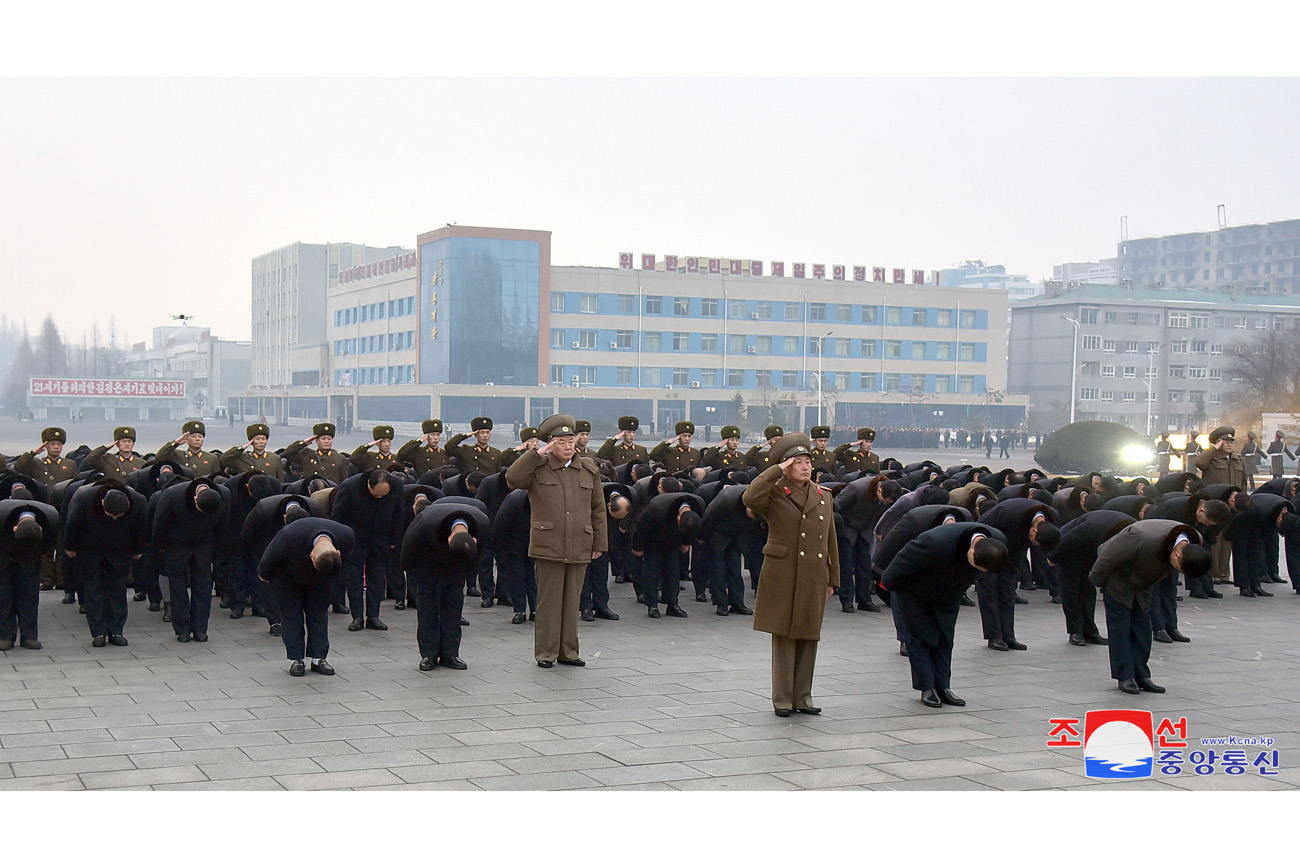 Blumen für Kim Il Sung und Kim Jong Il