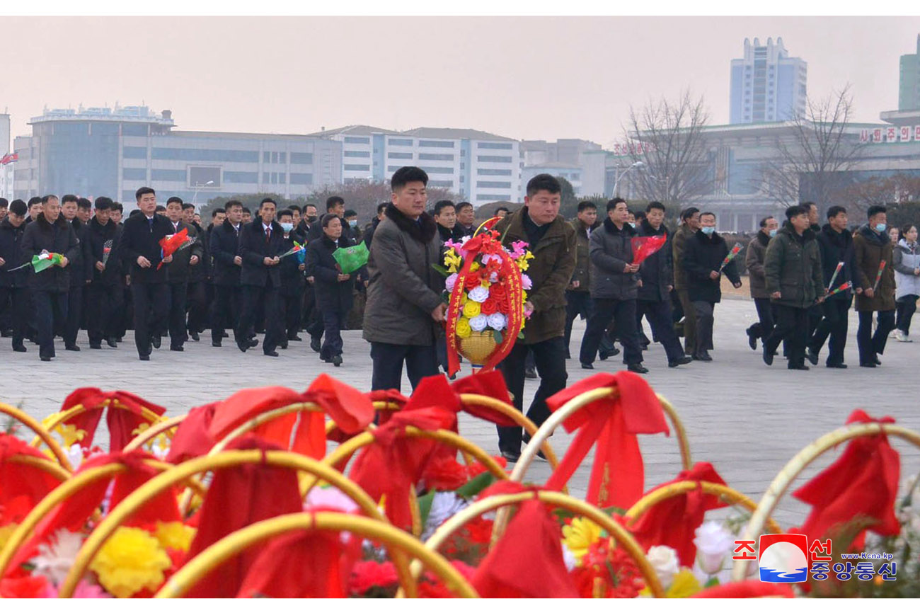 Blumen für Kim Il Sung und Kim Jong Il