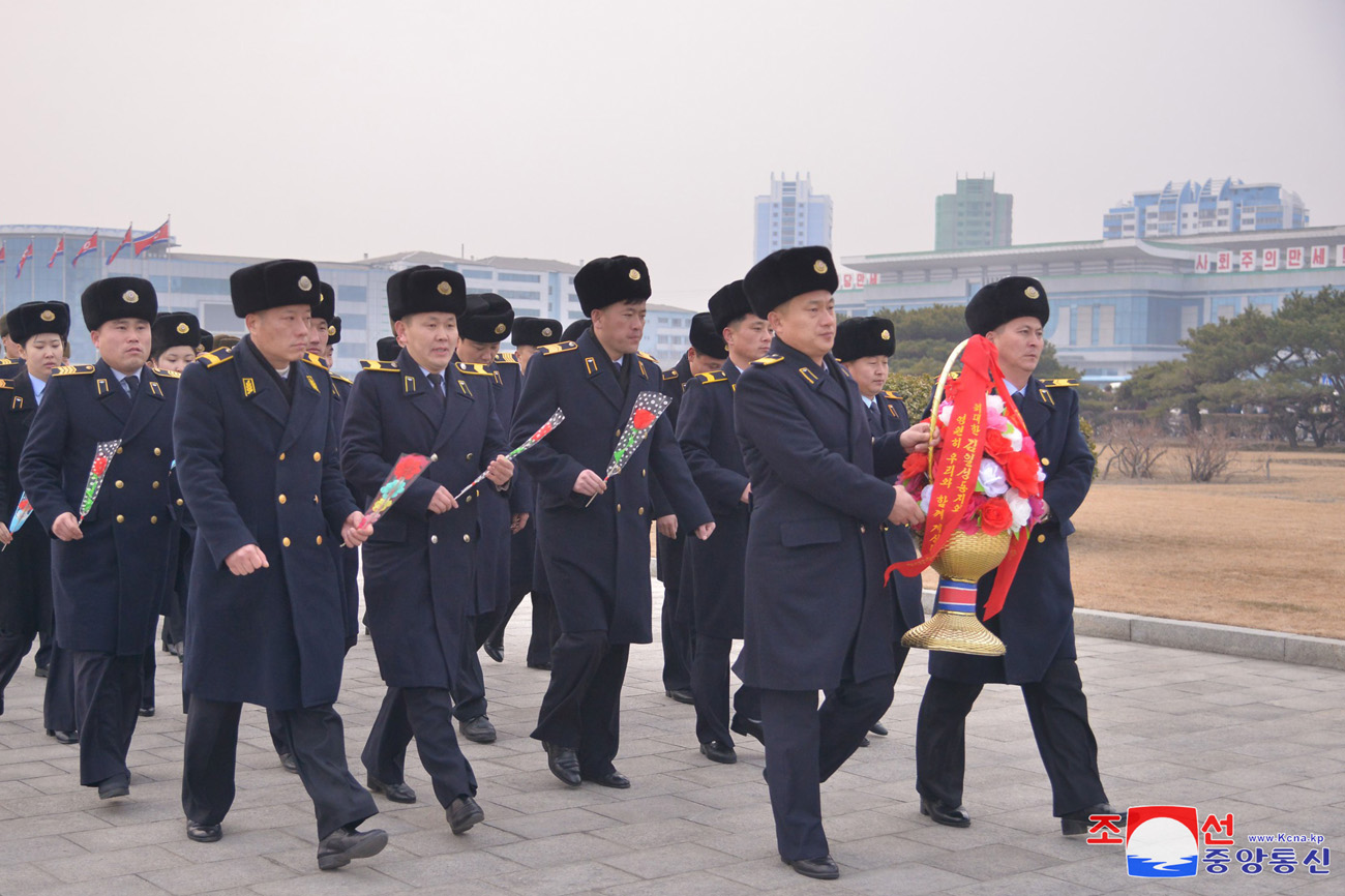 Blumen für Kim Il Sung und Kim Jong Il