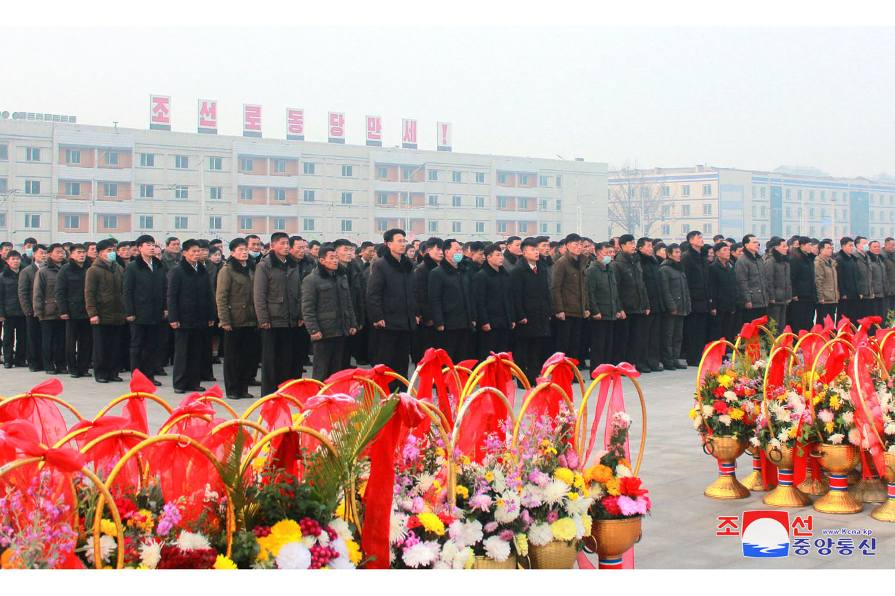 Blumen für Kim Il Sung und Kim Jong Il