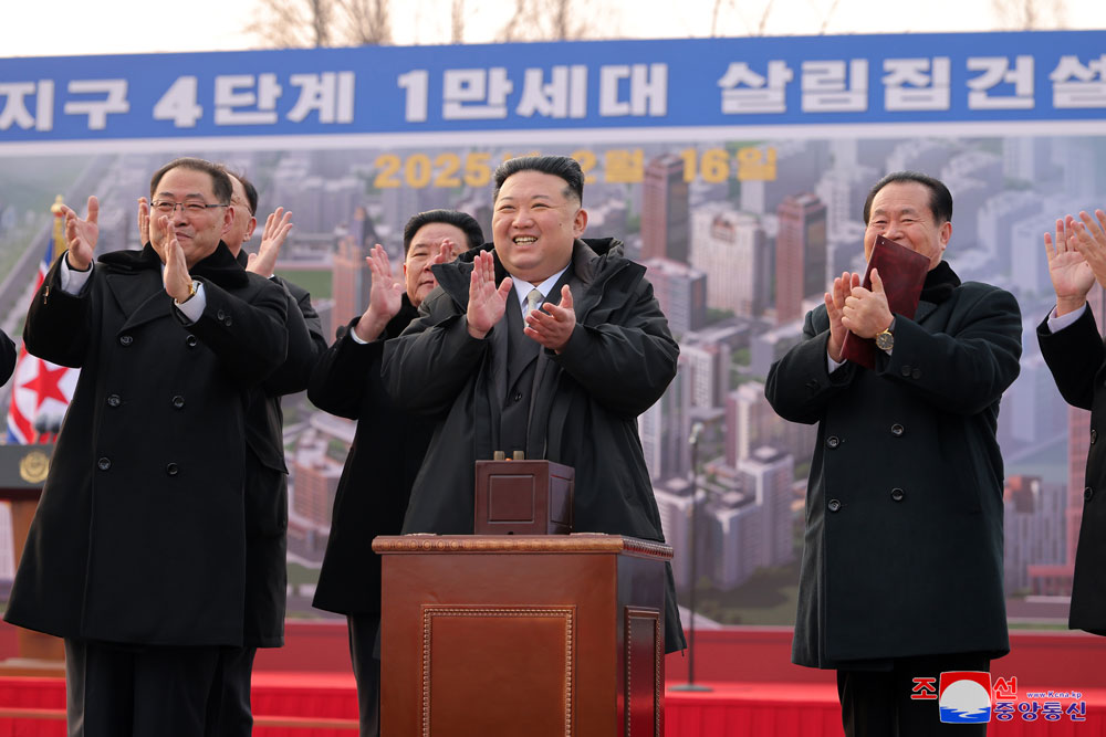 당 제8차대회가 결정한 수도건설 5개년계획의 완결단계과업수행에 착수
화성지구 4단계 1만세대 살림집건설착공식 성대히 진행