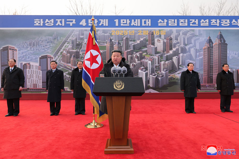 당 제8차대회가 결정한 수도건설 5개년계획의 완결단계과업수행에 착수
화성지구 4단계 1만세대 살림집건설착공식 성대히 진행