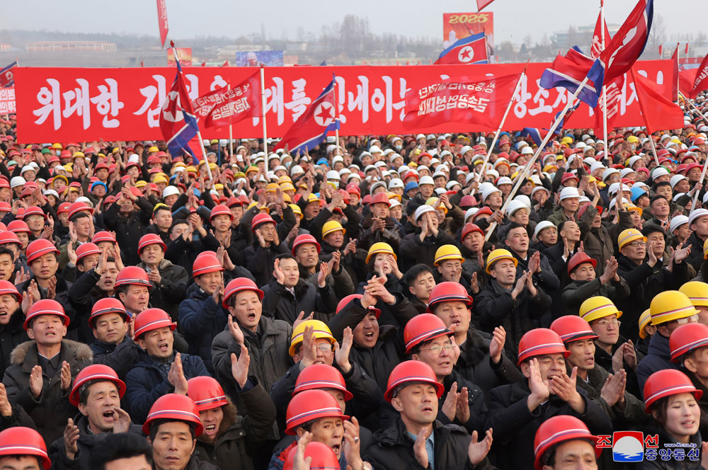 당 제8차대회가 결정한 수도건설 5개년계획의 완결단계과업수행에 착수
화성지구 4단계 1만세대 살림집건설착공식 성대히 진행