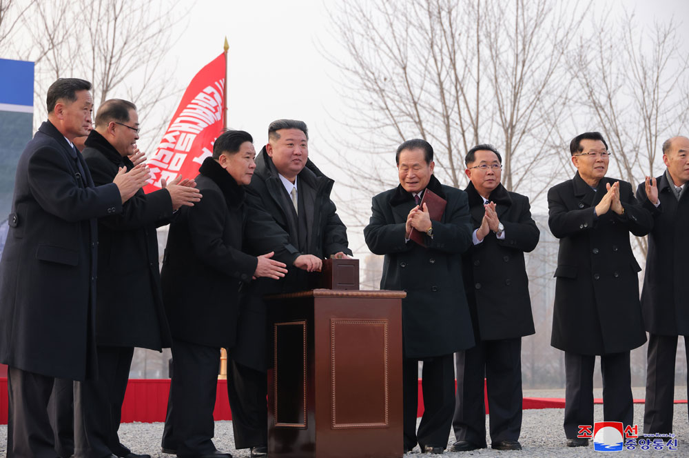 당 제8차대회가 결정한 수도건설 5개년계획의 완결단계과업수행에 착수
화성지구 4단계 1만세대 살림집건설착공식 성대히 진행