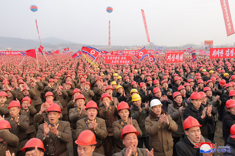 당 제8차대회가 결정한 수도건설 5개년계획의 완결단계과업수행에 착수
화성지구 4단계 1만세대 살림집건설착공식 성대히 진행