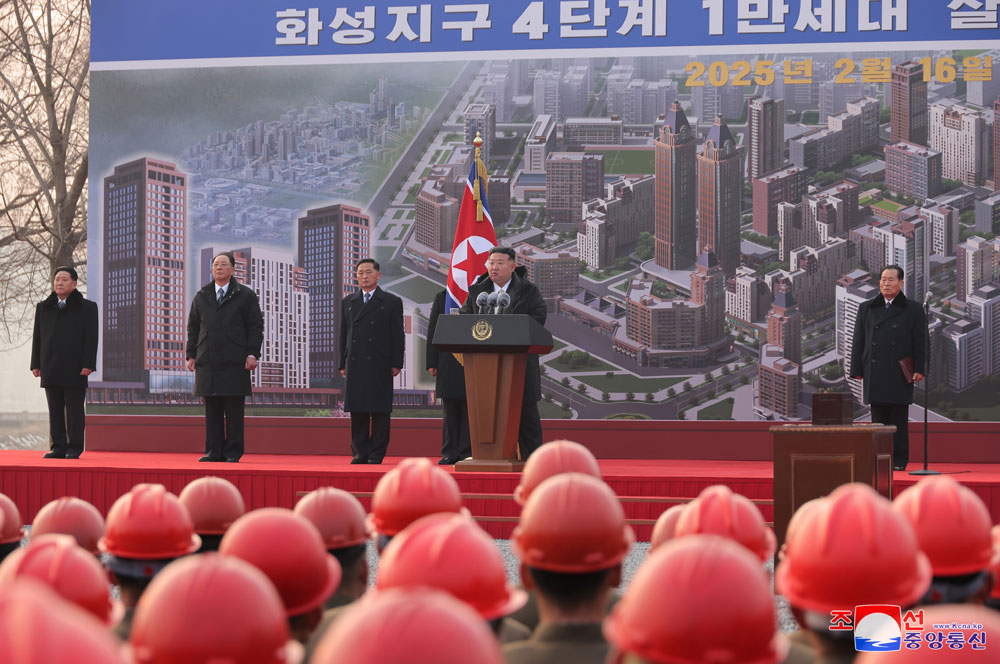 당 제8차대회가 결정한 수도건설 5개년계획의 완결단계과업수행에 착수
화성지구 4단계 1만세대 살림집건설착공식 성대히 진행