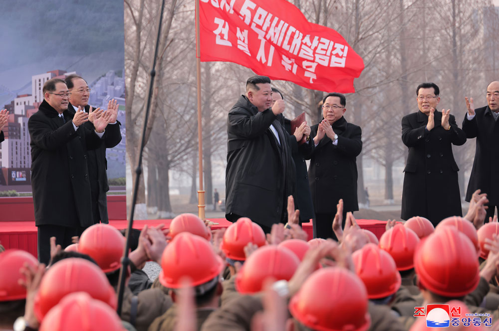 당 제8차대회가 결정한 수도건설 5개년계획의 완결단계과업수행에 착수
화성지구 4단계 1만세대 살림집건설착공식 성대히 진행