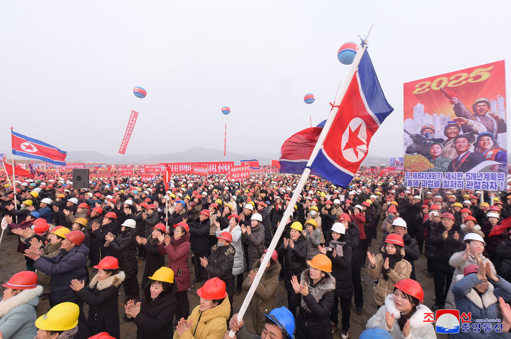 당 제8차대회가 결정한 수도건설 5개년계획의 완결단계과업수행에 착수
화성지구 4단계 1만세대 살림집건설착공식 성대히 진행