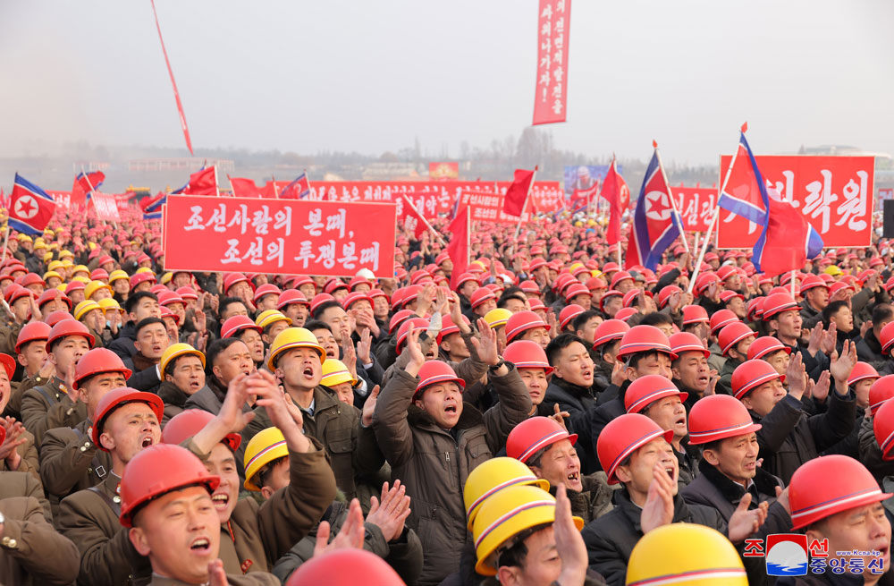 당 제8차대회가 결정한 수도건설 5개년계획의 완결단계과업수행에 착수
화성지구 4단계 1만세대 살림집건설착공식 성대히 진행