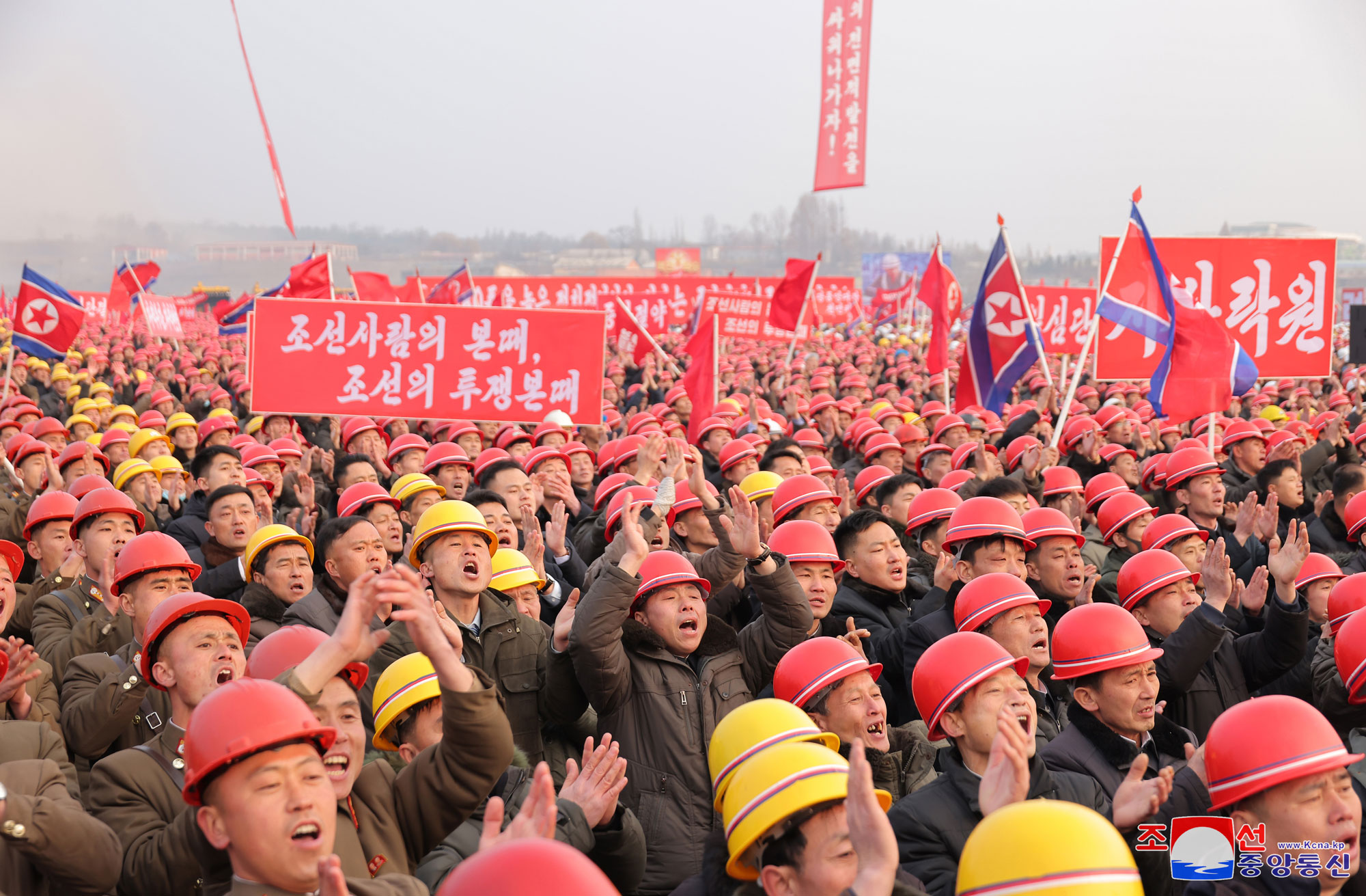 第８回党大会が決定した首都建設５カ年計画の完結段階の課題の遂行に着手ファソン地区第４段階１万世帯住宅建設の着工式が盛大に行われる