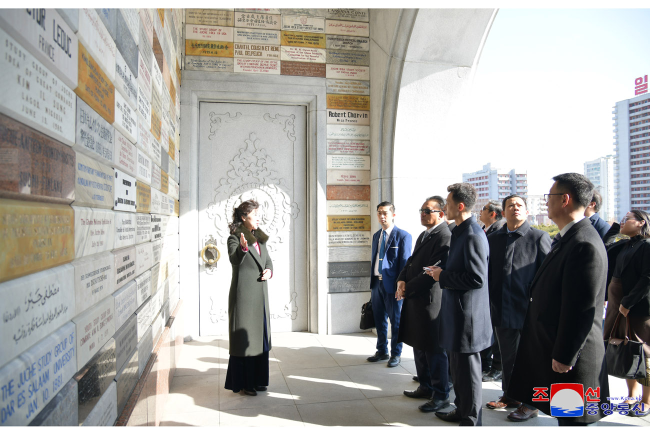 Delegation of Lao FM tours Pyongyang