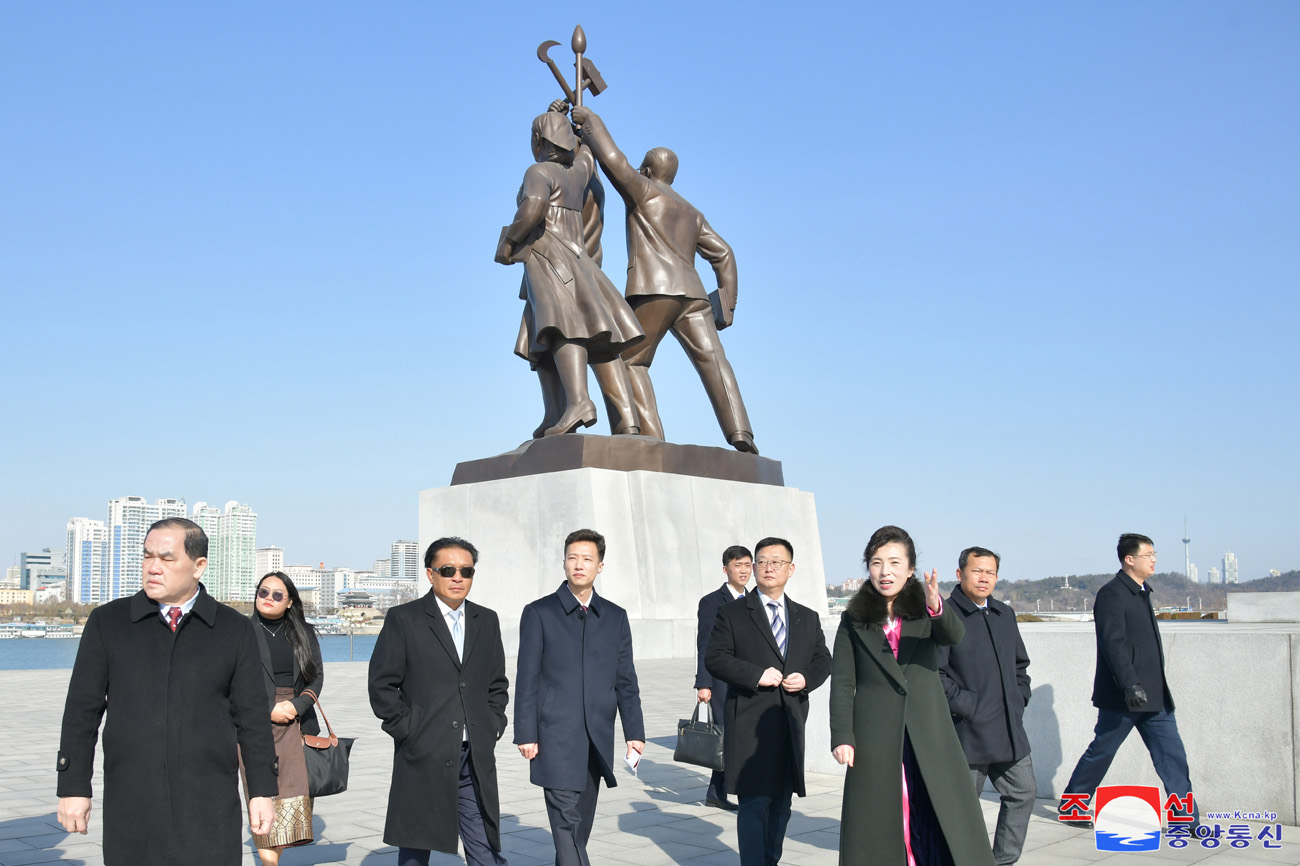 Delegation of Lao FM tours Pyongyang