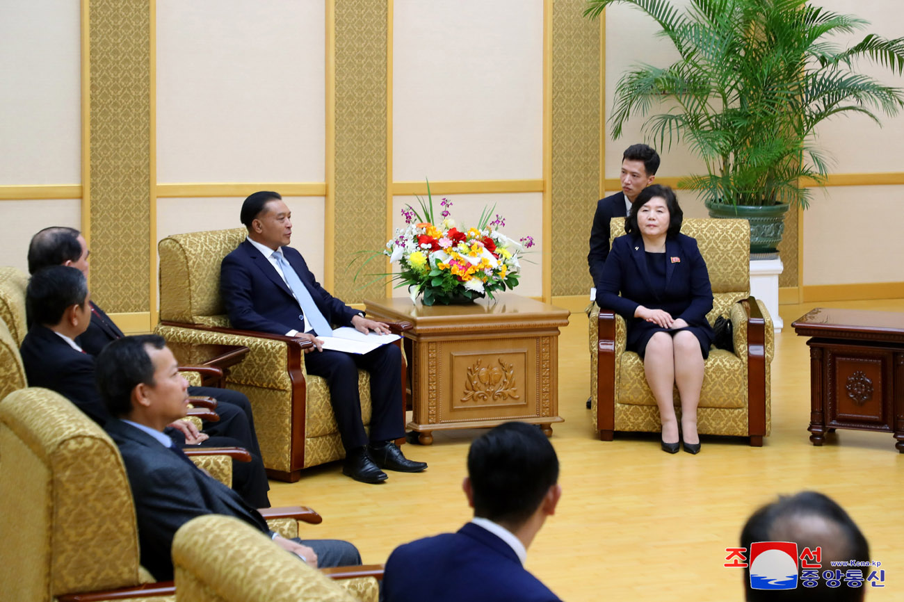 Choe Son Hui meets delegation of Lao FM