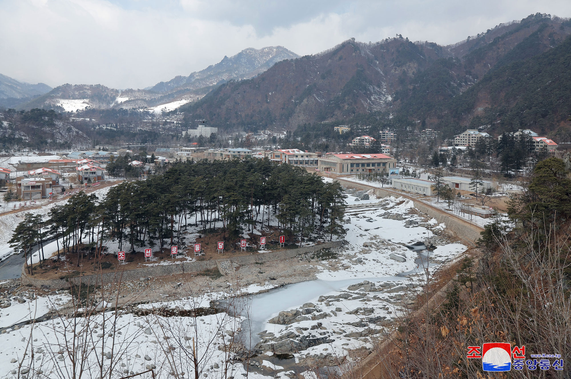 경애하는 김정은동지께서 온포근로자휴양소신설공사를 현지에서 지도하시였다