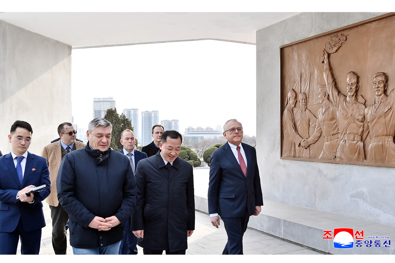 Russian FM delegation visits Liberation Tower