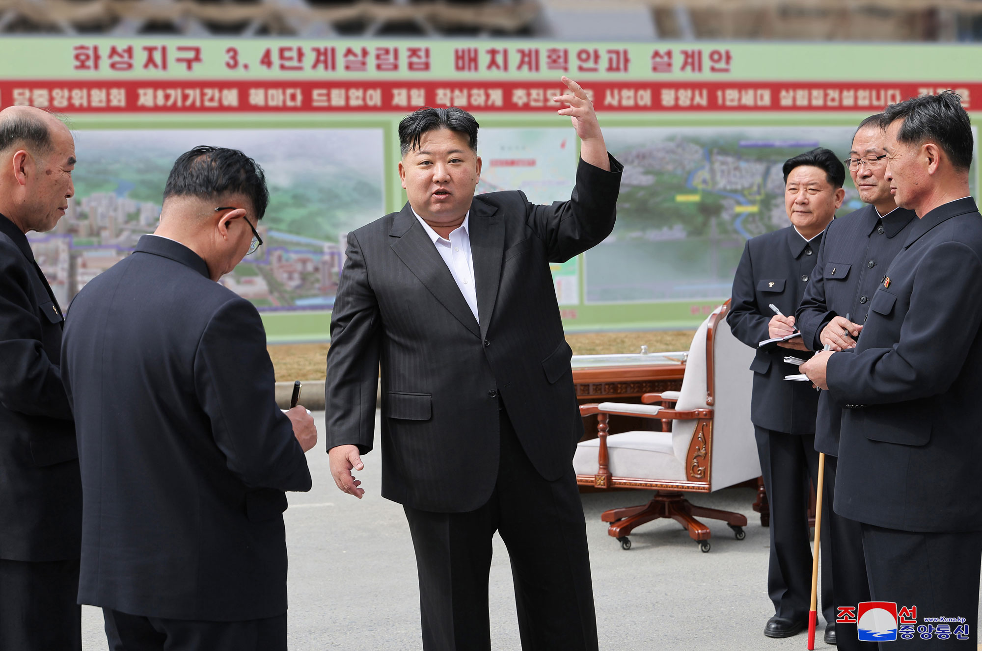 경애하는 김정은동지께서 완공을 앞둔 화성지구 3단계 1만세대 살림집건설장을 현지지도하시였다