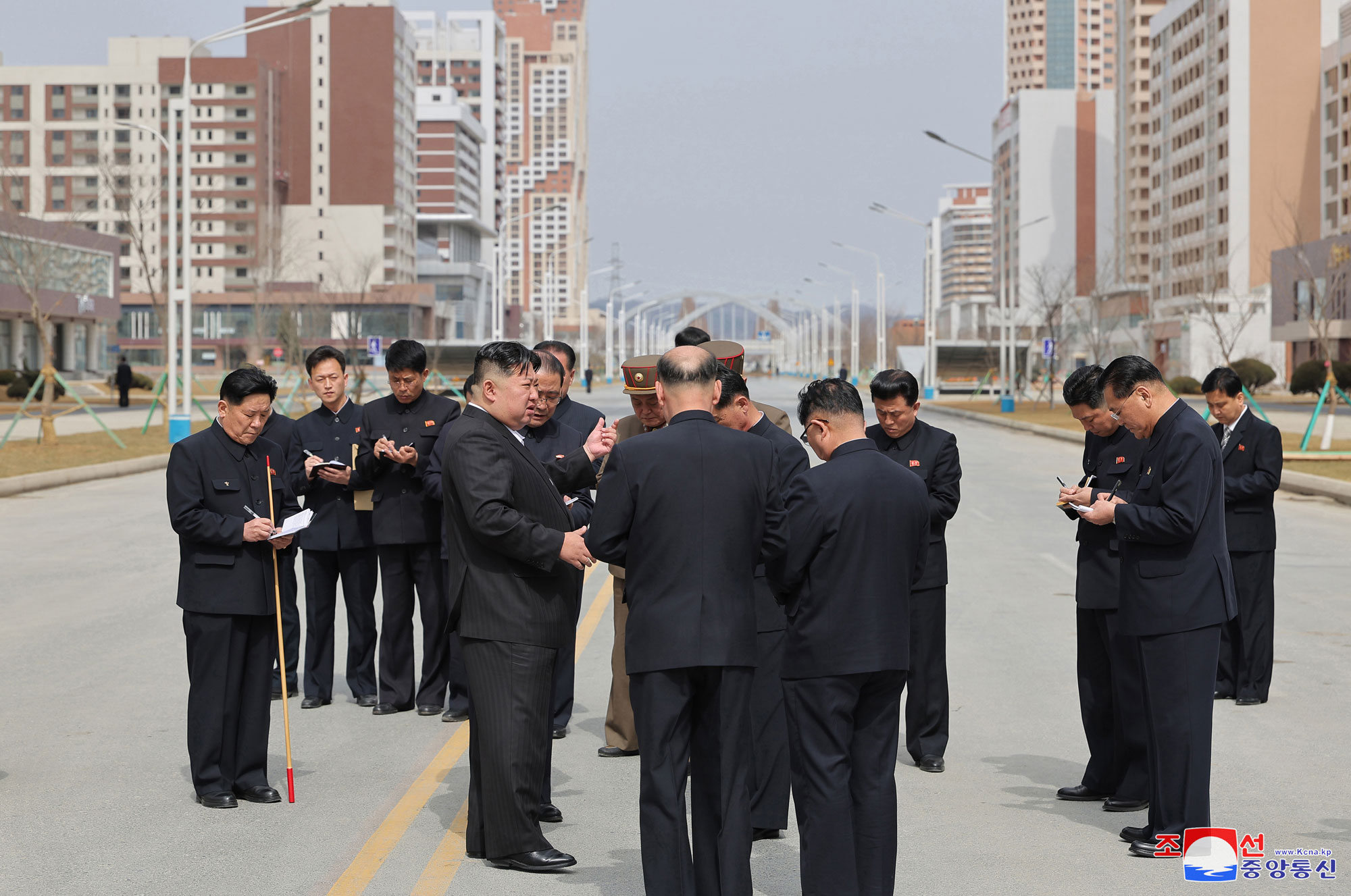 경애하는 김정은동지께서 완공을 앞둔 화성지구 3단계 1만세대 살림집건설장을 현지지도하시였다