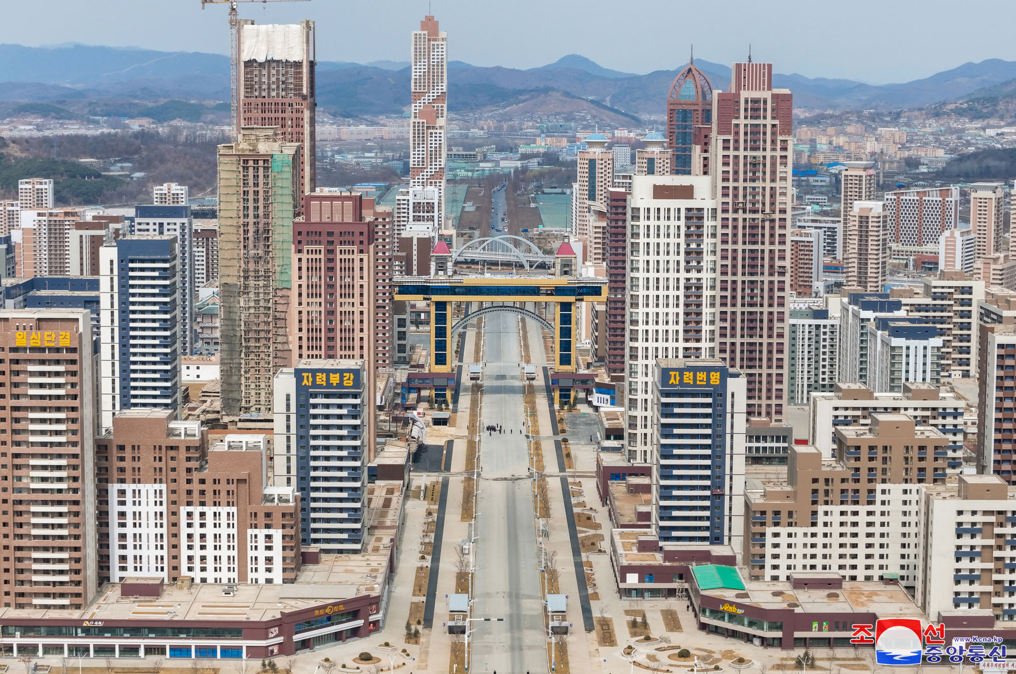 경애하는 김정은동지께서 완공을 앞둔 화성지구 3단계 1만세대 살림집건설장을 현지지도하시였다