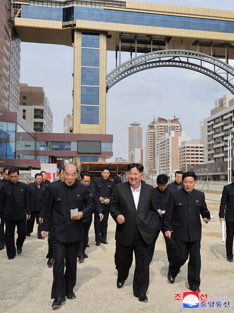 경애하는 김정은동지께서 완공을 앞둔 화성지구 3단계 1만세대 살림집건설장을 현지지도하시였다