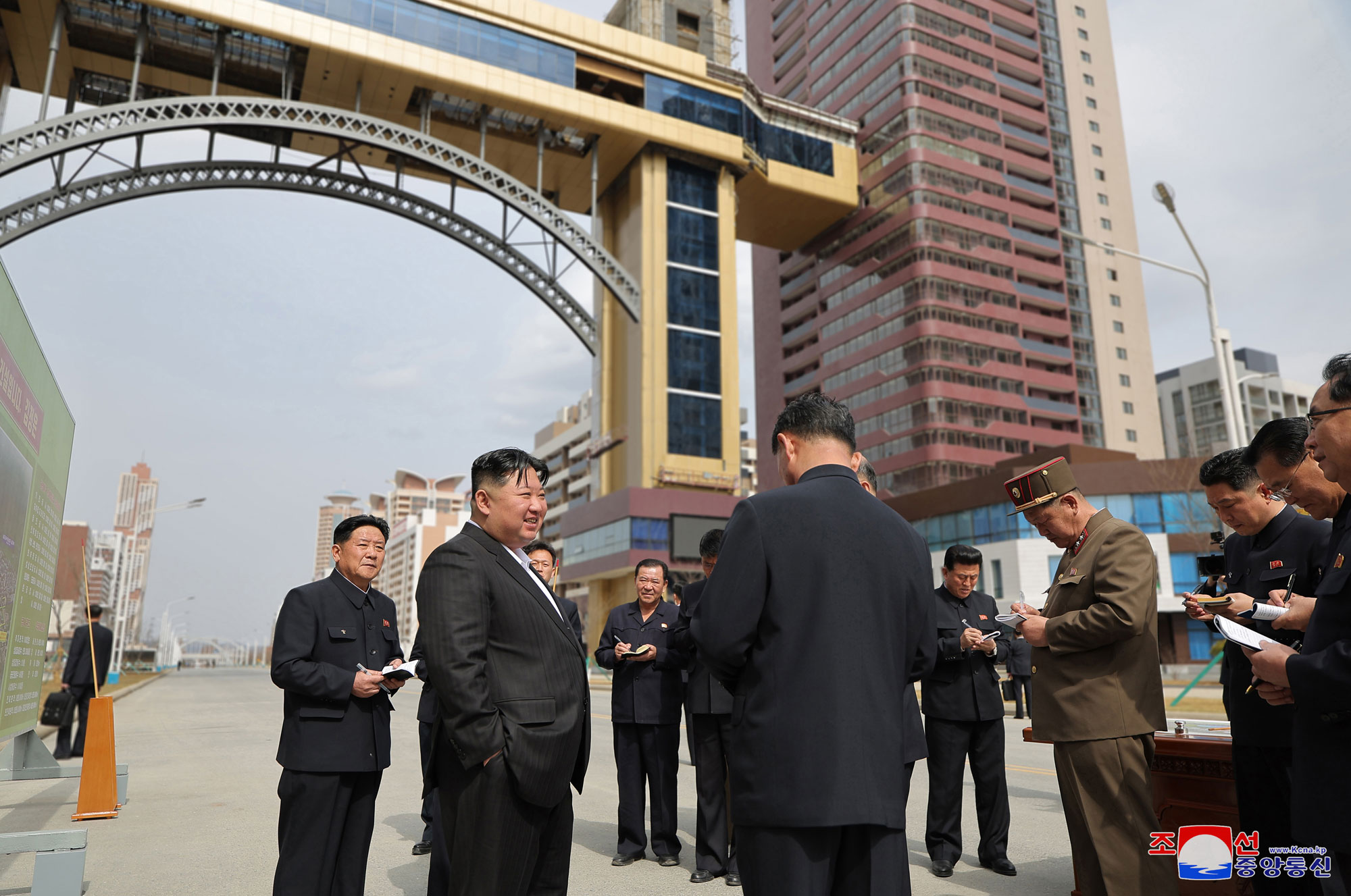 경애하는 김정은동지께서 완공을 앞둔 화성지구 3단계 1만세대 살림집건설장을 현지지도하시였다